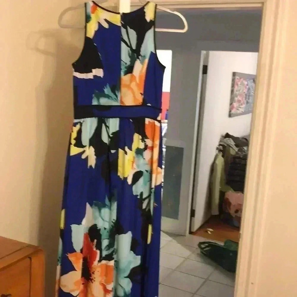 Vince Camuto floral sleeveless maxi dress with key hole top.  Size 2 - Picture 6 of 7